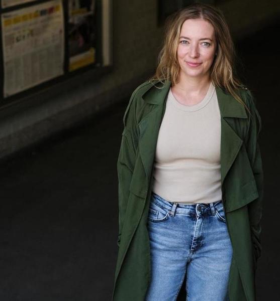 Diana  B. – Schauspiel Sedcard-Foto 2 bei JustInCast