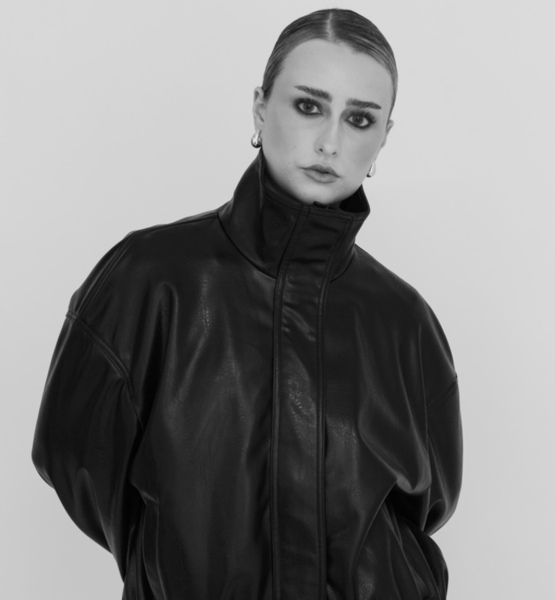 Selina W. – Fashion Sedcard-Foto 3 bei JustInCast