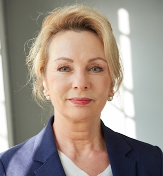 Marianne W. – Fashion Sedcard-Foto 4 bei JustInCast