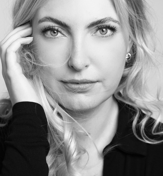 Aline S. – Schauspiel Sedcard-Foto 2 bei JustInCast