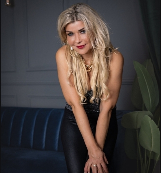 Britta O. – Schauspiel Sedcard-Foto 5 bei JustInCast