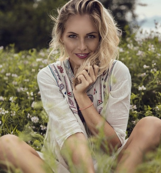 Isabelle B. – Fashion Sedcard-Foto 4 bei JustInCast
