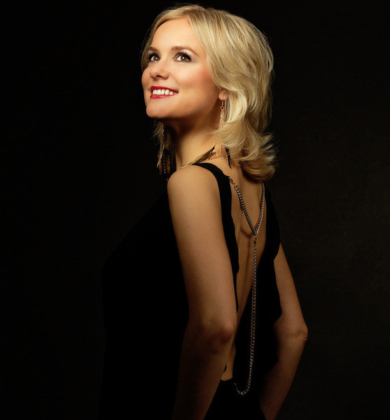 Angela K. – Moderation Sedcard-Foto 3 bei JustInCast