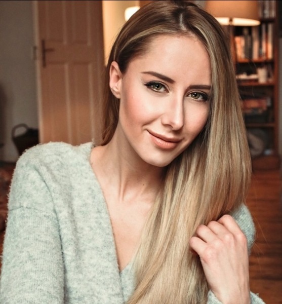Anna B. – Fashion Sedcard-Foto 5 bei JustInCast