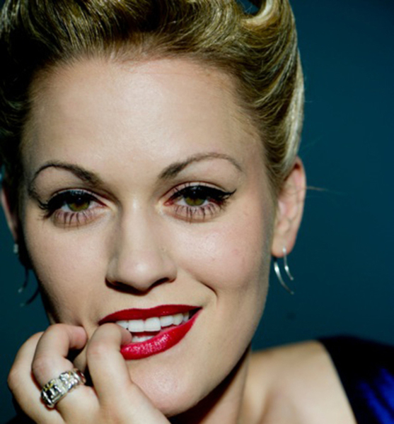 Sandra  V. – Schauspiel Sedcard-Foto 4 bei JustInCast