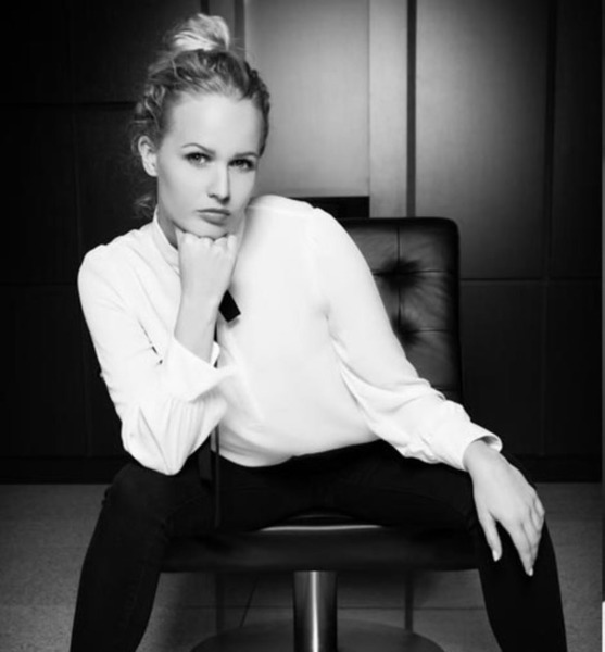 Kaily v. – Schauspiel Sedcard-Foto 4 bei JustInCast