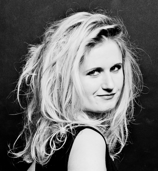 Sylke  V. – Schauspiel Sedcard-Foto 3 bei JustInCast