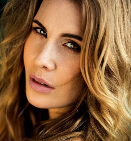 Michelle V. – Fashion Sedcard-Foto 2 bei JustInCast
