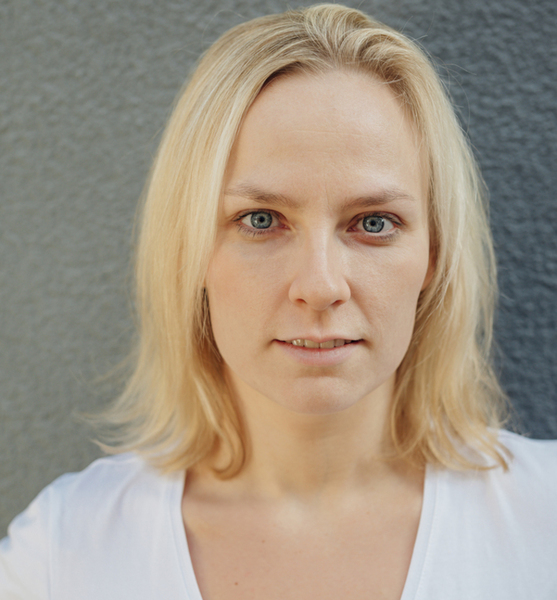 Veronique W. – Schauspiel Sedcard-Foto 2 bei JustInCast