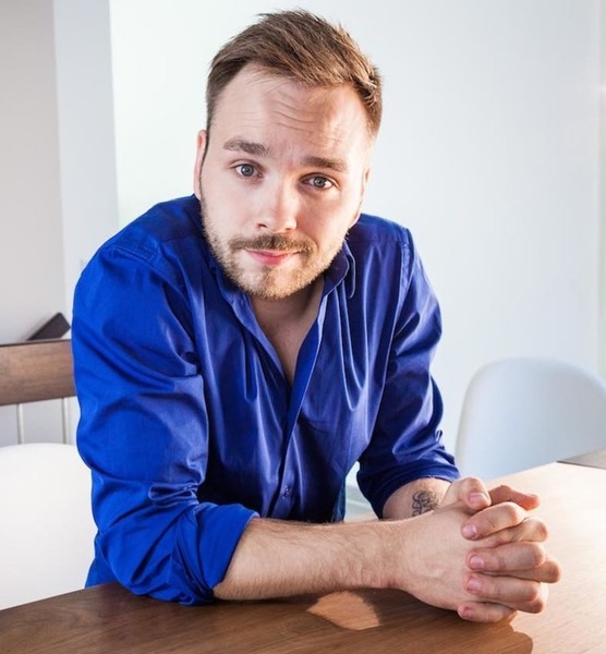 Ren K. – Moderation Sedcard-Foto 2 bei JustInCast