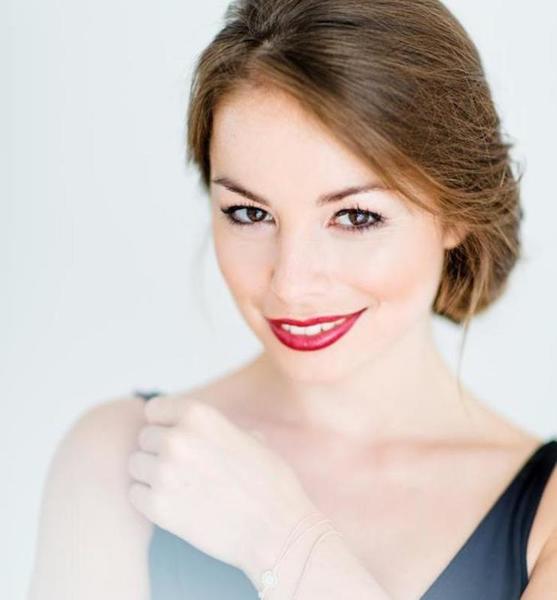 Alena W. – Fashion Sedcard-Foto 5 bei JustInCast