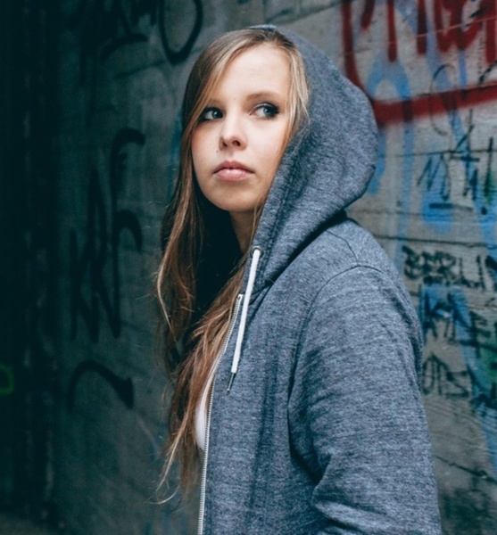 Julie W. – Schauspiel Sedcard-Foto 4 bei JustInCast