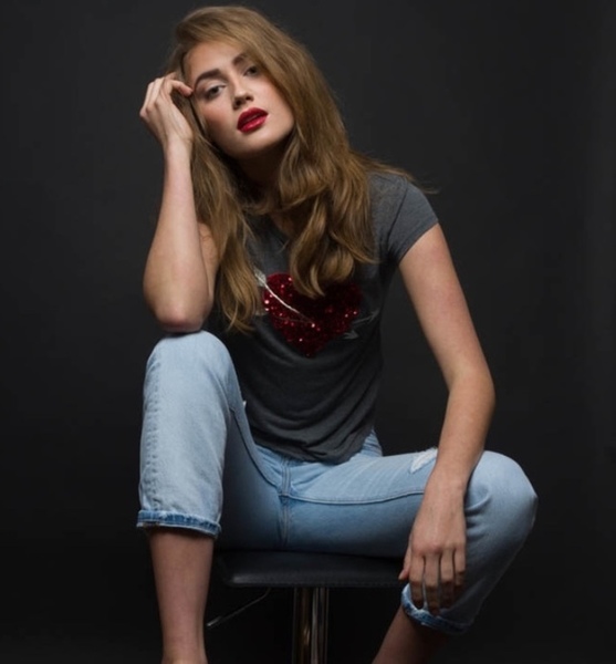 Nathalie K. – Fashion Sedcard-Foto 4 bei JustInCast