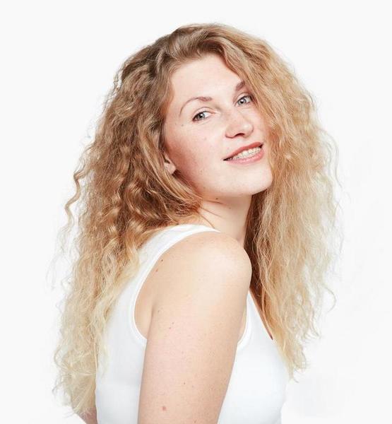 Julia G. – Real People Sedcard-Foto 3 bei JustInCast