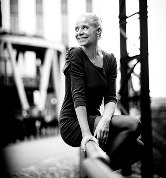 Yvonne  R. – Schauspiel Sedcard-Foto 2 bei JustInCast