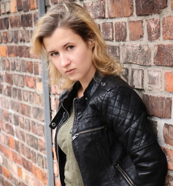 Janine v. – Schauspiel Sedcard-Foto 4 bei JustInCast