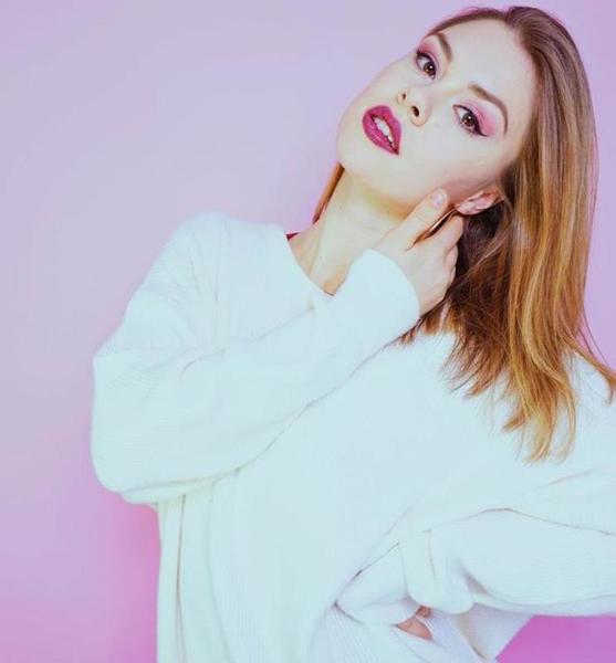 Luise M. – Tanz Sedcard-Foto 3 bei JustInCast