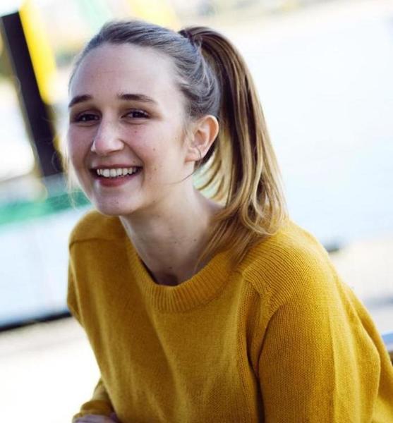 Annika L. – Schauspiel Sedcard-Foto 5 bei JustInCast
