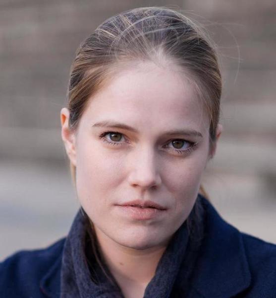 Nina T. – Schauspiel Sedcard-Foto 5 bei JustInCast