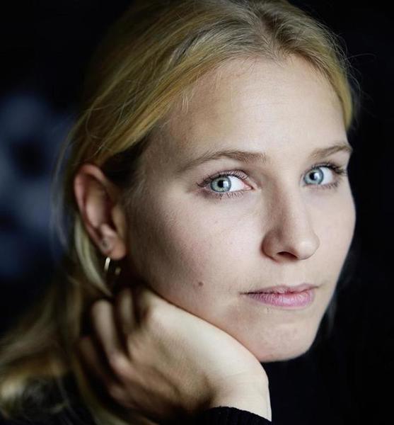 Simone U. – Schauspiel Sedcard-Foto 2 bei JustInCast