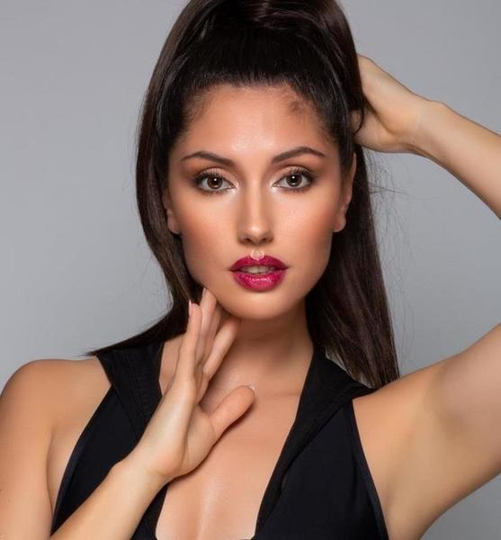 Elisabeth  J. – Fashion Sedcard-Foto 2 bei JustInCast