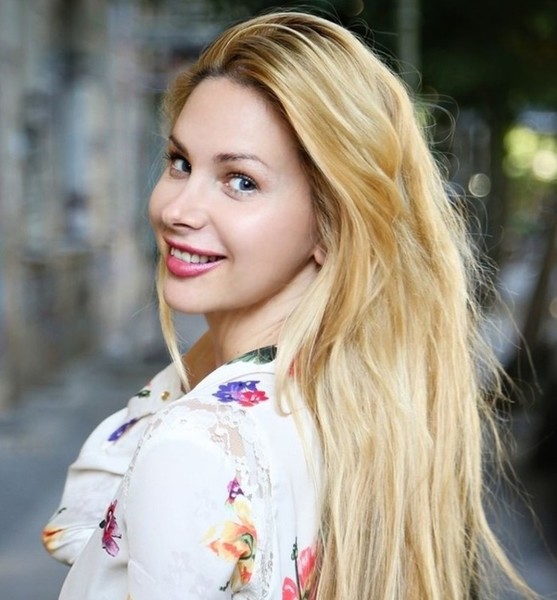 Dina B. – Schauspiel Sedcard-Foto 2 bei JustInCast