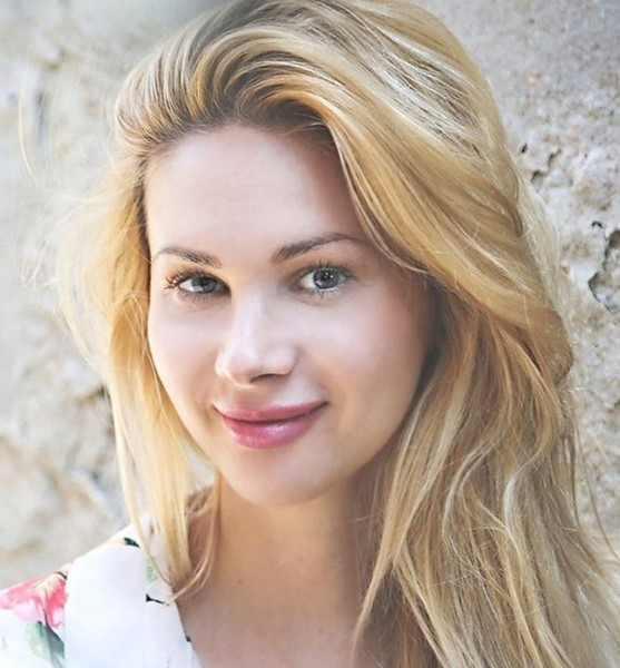 Dina B. – Schauspiel Sedcard-Foto 3 bei JustInCast
