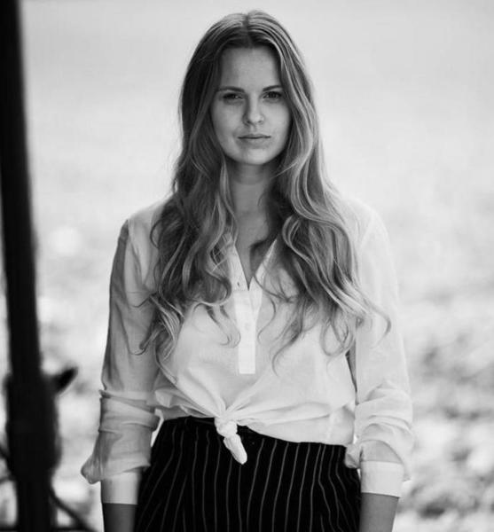Alina B. – Fashion Sedcard-Foto 2 bei JustInCast