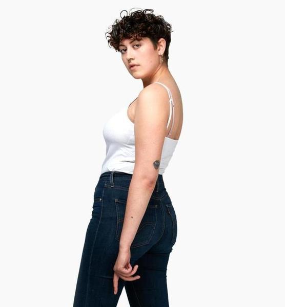 Nena  E. – Real People Sedcard-Foto 5 bei JustInCast