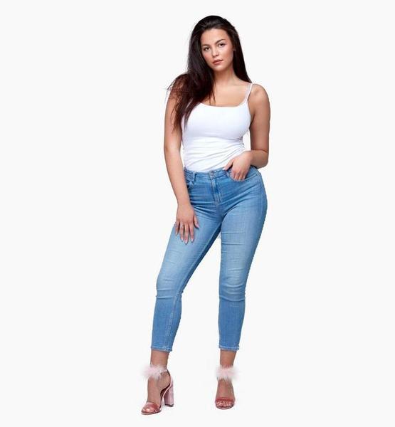 Marika K. – Real People Sedcard-Foto 4 bei JustInCast