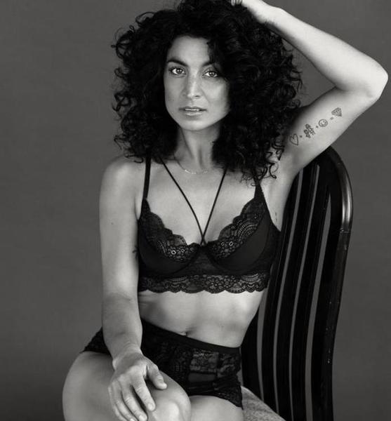 Esra  O. – Fashion Sedcard-Foto 2 bei JustInCast