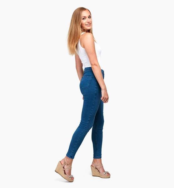 Gloria A. – Real People Sedcard-Foto 3 bei JustInCast
