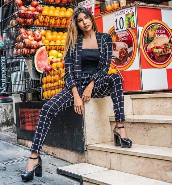 Julieth G. – Fashion Sedcard-Foto 4 bei JustInCast