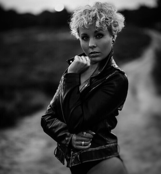 Katrin S. – Fashion Sedcard-Foto 3 bei JustInCast