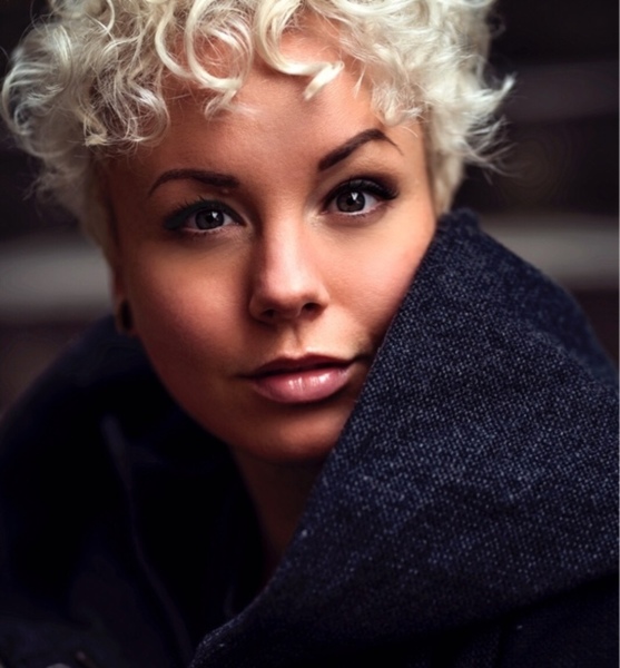 Katrin S. – Fashion Sedcard-Foto 2 bei JustInCast