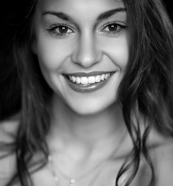Laura  C. – Fashion Sedcard-Foto 4 bei JustInCast