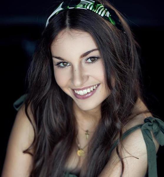 Laura  C. – Fashion Sedcard-Foto 5 bei JustInCast