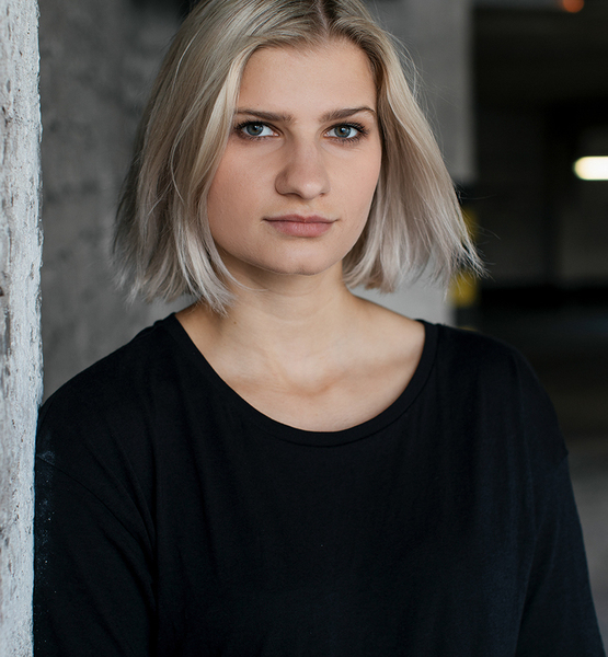 Anja L. – Schauspiel Sedcard-Foto 2 bei JustInCast