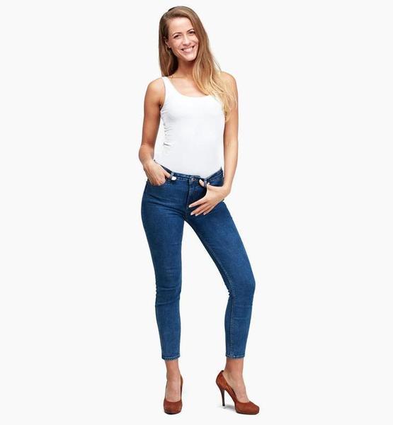Laura C. – Real People Sedcard-Foto 3 bei JustInCast
