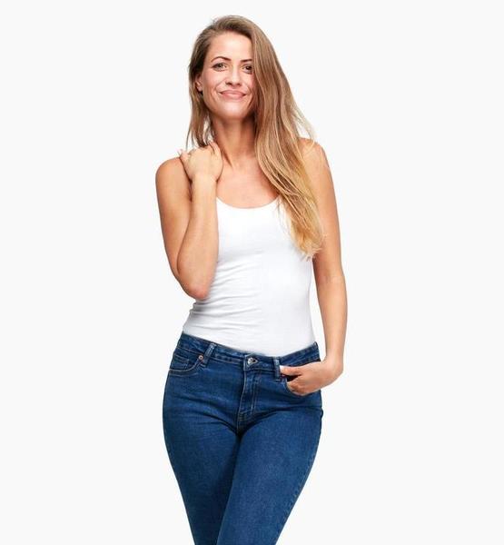 Laura C. – Real People Sedcard-Foto 4 bei JustInCast