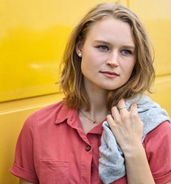 Xenia  B. – Schauspiel Sedcard-Foto 4 bei JustInCast