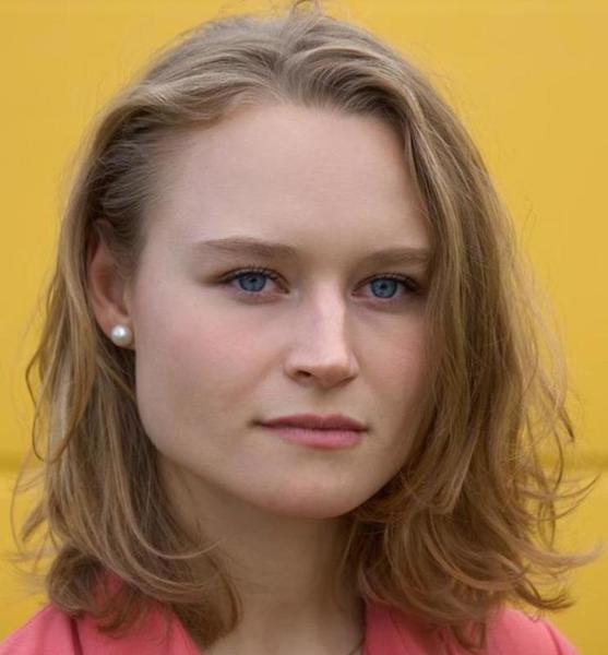 Xenia  B. – Schauspiel Sedcard-Foto 2 bei JustInCast