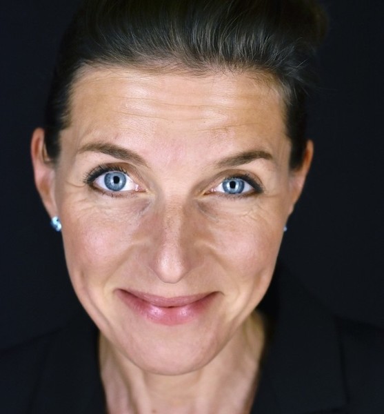 Suzan E. – Schauspiel Sedcard-Foto 4 bei JustInCast