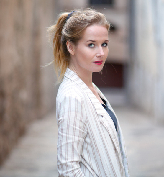 Liane  E. – Schauspiel Sedcard-Foto 3 bei JustInCast