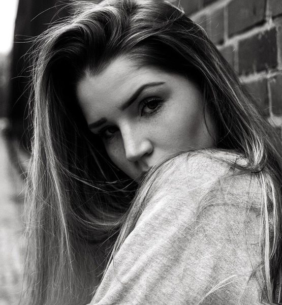 Marie  E. – Fashion Sedcard-Foto 3 bei JustInCast