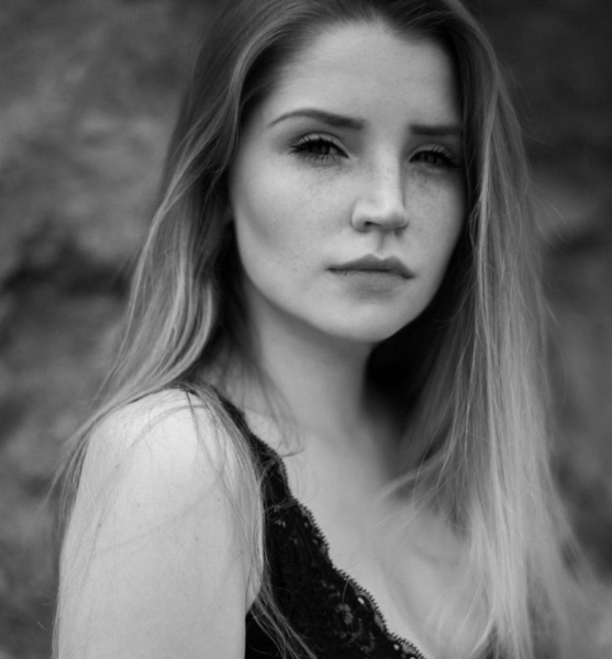 Marie  E. – Fashion Sedcard-Foto 4 bei JustInCast