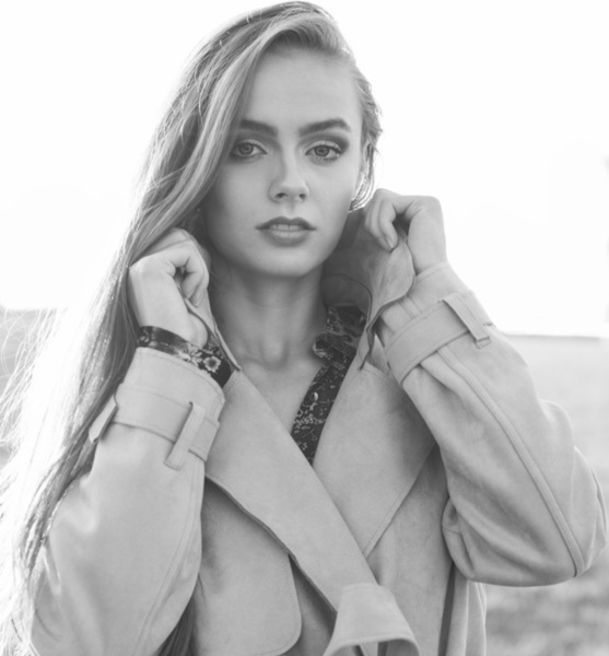 Nikoletta B. – Fashion Sedcard-Foto 5 bei JustInCast