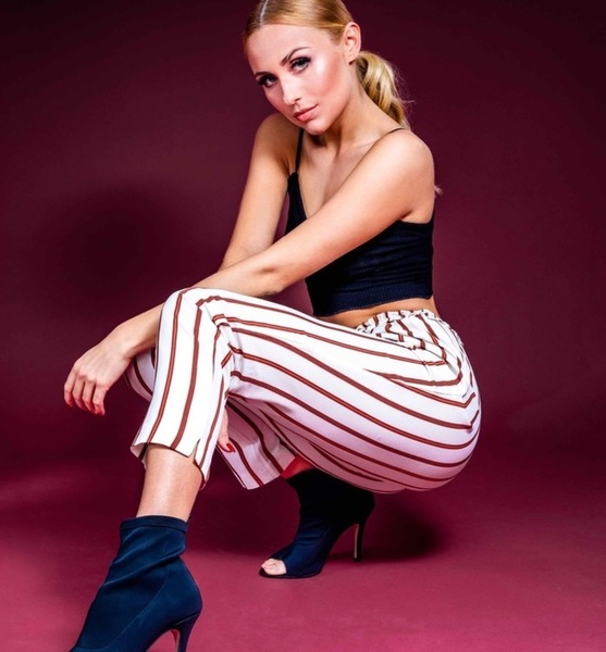 Anna-Bianca W. – Tanz Sedcard-Foto 5 bei JustInCast