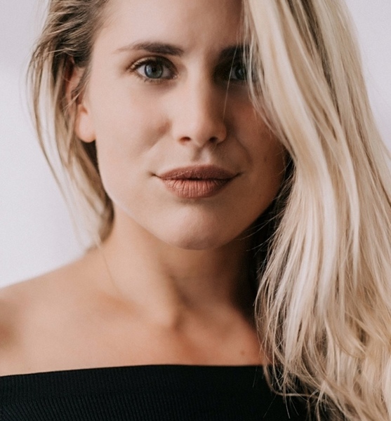 Janine  U. – Fashion sedcard image 3 at JustInCast