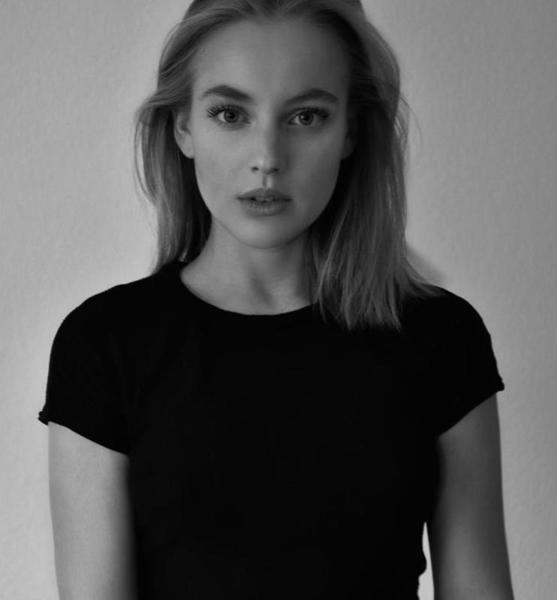 Annika R. – Tanz Sedcard-Foto 4 bei JustInCast
